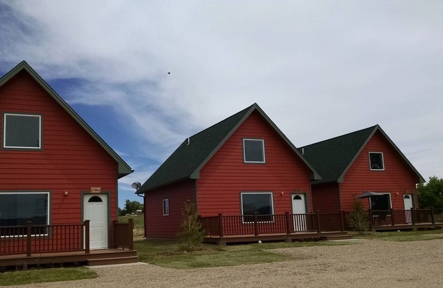 Stone Turtle Lodges tiene 3 lujosas cabañas individuales a 3 millas al norte de Cortez.