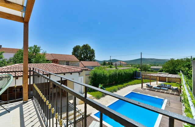 Stone 4 * villa Anita con piscina para 12 huéspedes, el condado de Zadar
