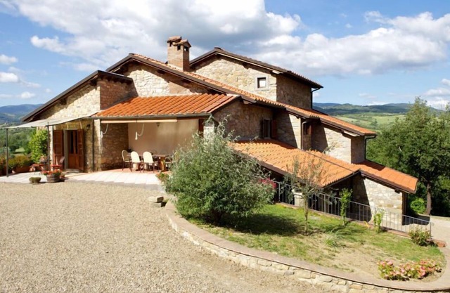 Villa de piedra con jardín privado y piscina, hasta 10 personas, internet wi-fi. Provincia de