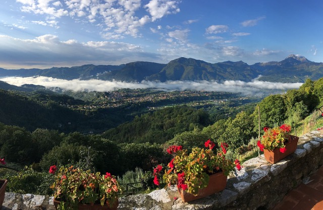 Villa de piedra en el borde frontal de la aldea de la colina toscana de 2000 años