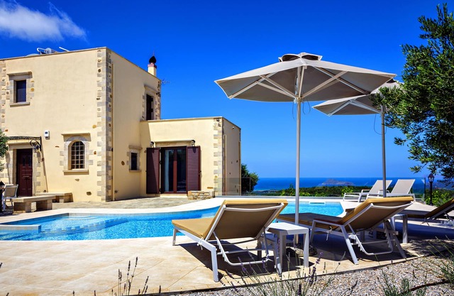 Villa de piedra ★ Vista al mar ★ Piscina privada climatizada ★ 2 dormitorios y 5 plazas