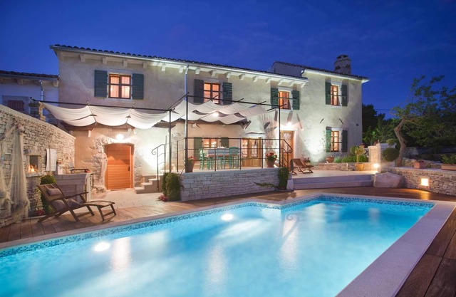 Stone villa with private pool and 3 bedrooms on the east coast of Istria