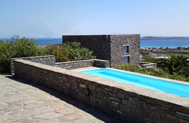 StoneHouse junto a la piscina