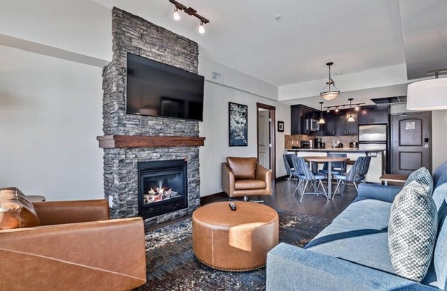 Stoneridge 2 BDR King Suite★ Hot Tub/ Pool/Gym ★Mountain Views ★1100 SQF