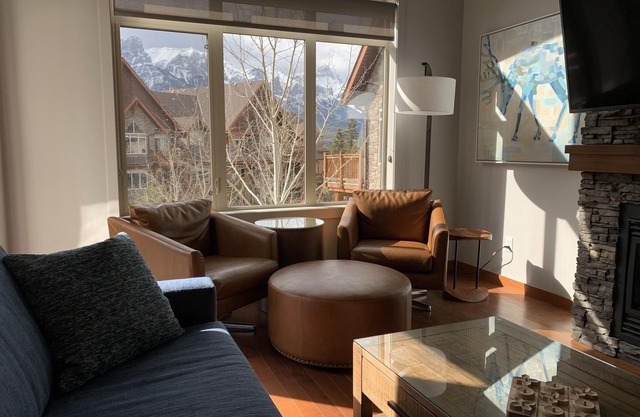 Stoneridge Top Floor w/ Mountain Views/Pool/Hot Tub
