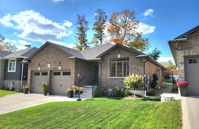Stonetown Stay. Relaxing retreat in St. Marys. Amazing fireplace and pool table.