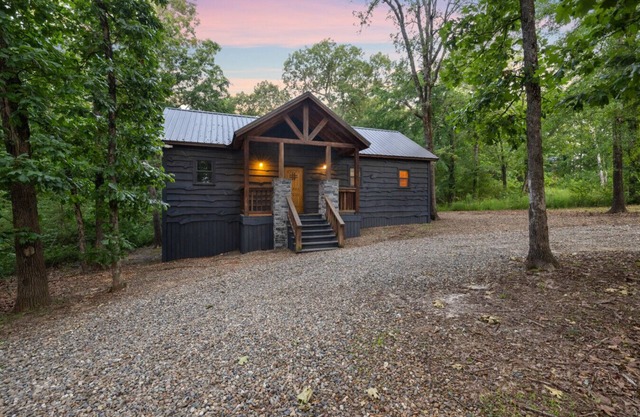 Stonewall Cabin · Lovers' Paradise: Intimate Cabin with Soak-In Tub