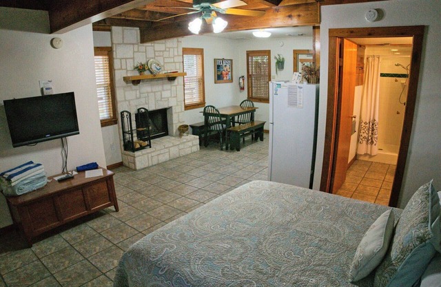 Stonewall @ Gruene Cottages (Downstairs room w/Kitchen)