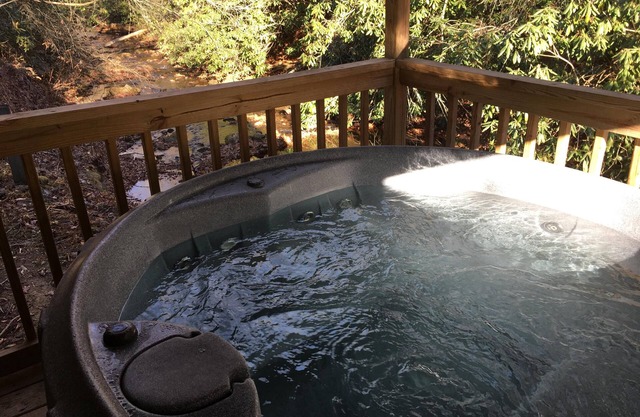 Stoney Fork Paradise en el Creek!- Jacuzzi privado, chimenea, romántico, WiFi gratis, Se aceptan mascotas