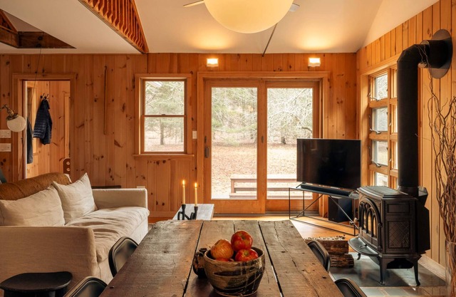 Artisan Cottage with Hot Tub near Stream By Summer