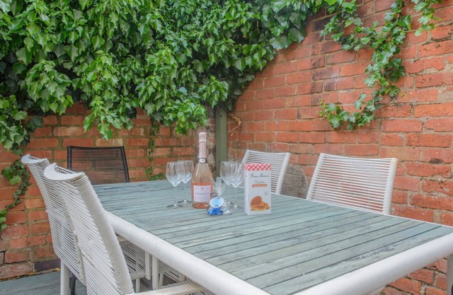 Stoop Cottage - Two Bedroom House, Sleeps 4