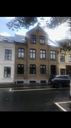 Stor lejlighed i smørhullet af Odense centrum