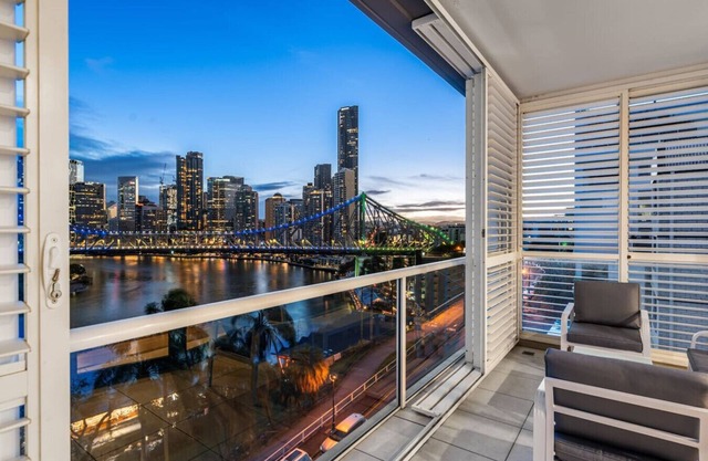 Story Bridge & Riverview | 2 Carparks | Modern Apt