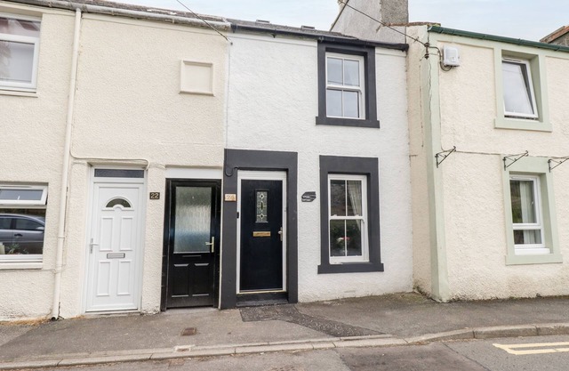 STORY COTTAGE, romantic, with a garden in Wigtown