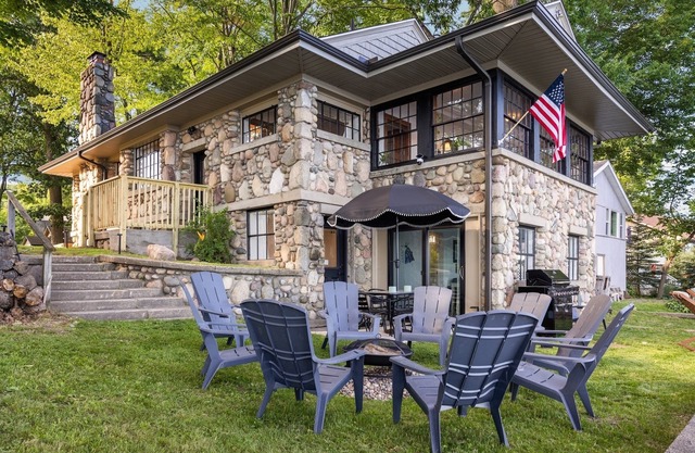 Storybook cottage Hot Tub Fireplace 4 bd 2 bath.