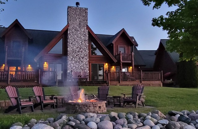 Estrecho de Mackinac Log Lodge - Mackinaw City
