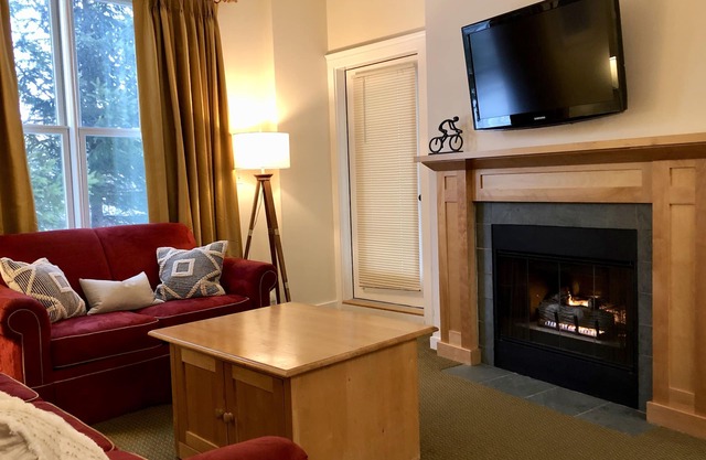 ¡Nuevo listado! 1 dormitorio condominio Trail largo, a pie de pueblo y ascensores