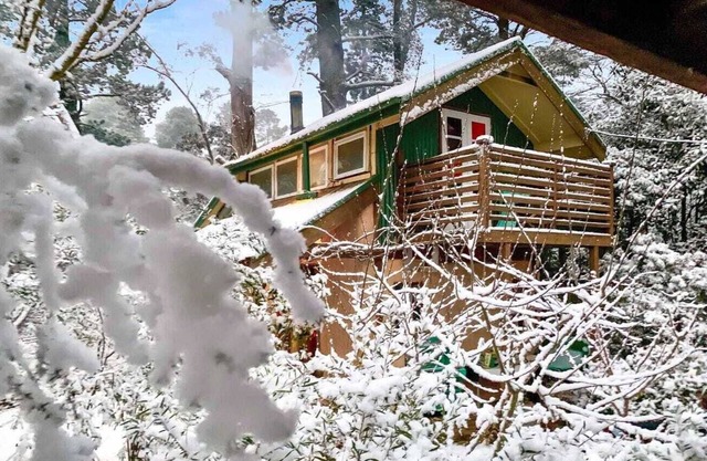 Strawbale Haven Earthen home in Medlow - romantic getaway for nature lovers