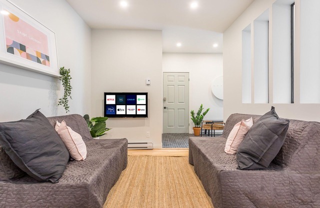 MAJESTIC & NEW Stylish Condo! 5 min to DOWNTOWN of MTL! Free Wifi & Netflix!