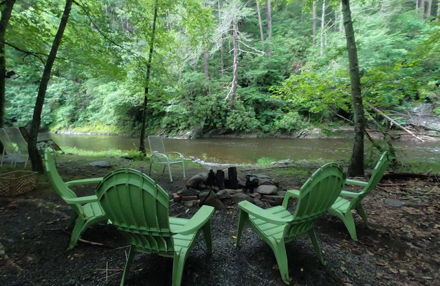 Retiro de la cabaña de Streamside