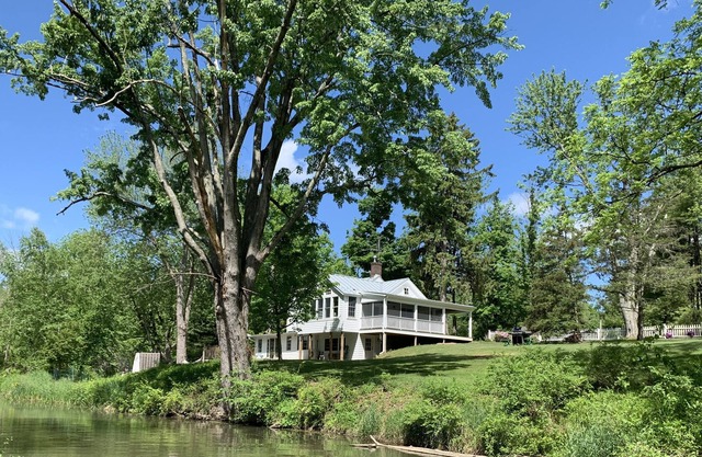 Germantown / Livingston Stream Side Historic con reciente adición y renovación