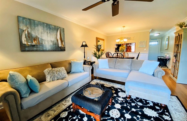 Street Level, Renovated Kitchen & Bathrooms, 2 A/Cs, 6 Pool Passes (Fees Apply) - CH0099