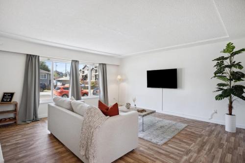 Street Parking, Cozy 2BR Upper House, King & Queen Beds, Sleeps 6