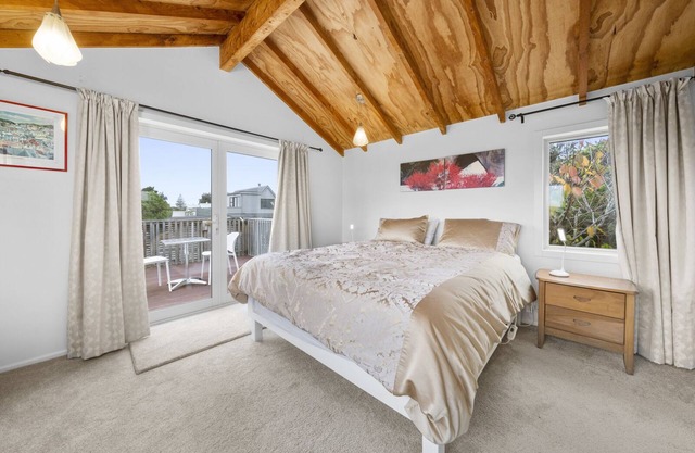 STROLL TO THE SEA - TE HORO BEACH HOLIDAY HOUSE in Te Horo Beach