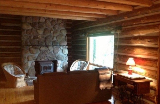 Stuart Log Cottage 3 Season Rental - Eganville