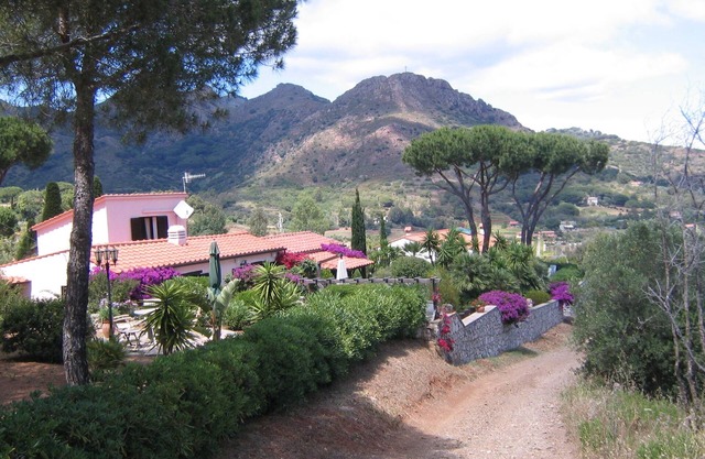 Apartamentos en la casa de campo / fantásticas vistas de las montañas, el mar y Porto Azzurro