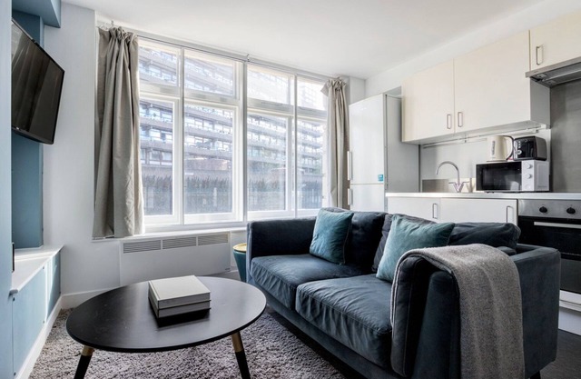 Student-Friendly City of London 1BR, nr Barbican Station, by Blueground