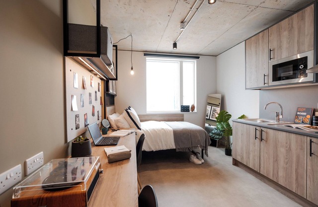 Student Studio Apartment / Spacious and modern / 2 mins to bus stop / Gym
