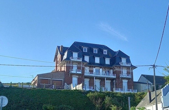 studi'ault 100 m from the beach