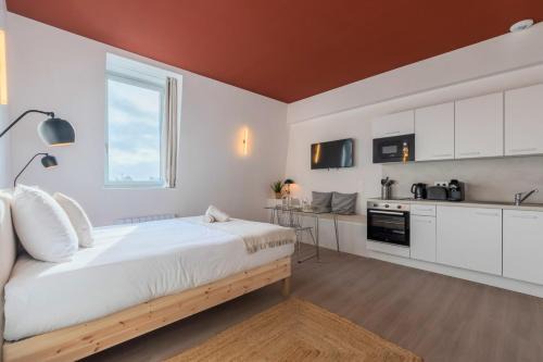Studio équipé côté cour, parking gratuit
