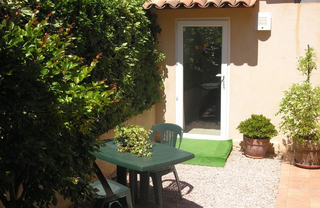 De estudio, a 100 metros de la playa, reciente, en zona tranquila y verde.
