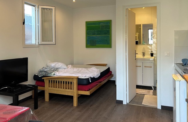 Studio 17m au Fond du Jardin, Très Calme , 10 min de Château de Versailles,