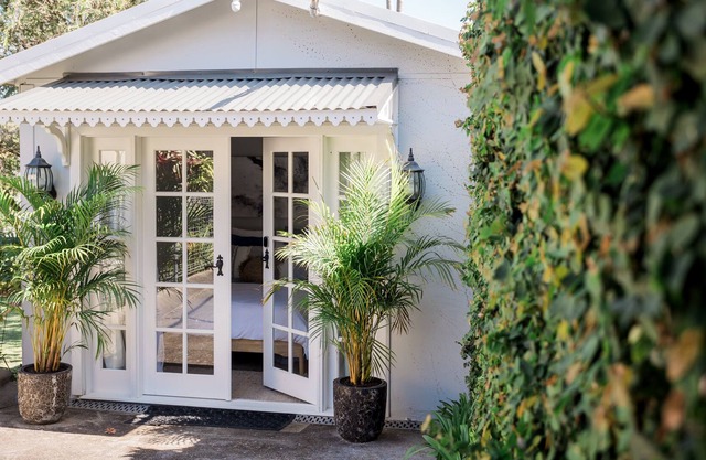 Studio 26: Central, Hampton's Poolside Hideaway
