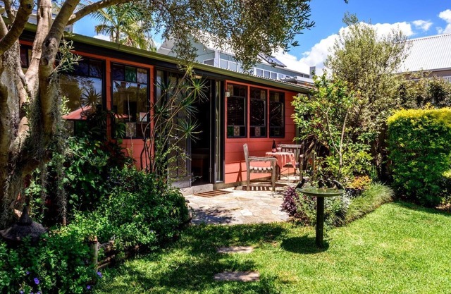 Estudio 44 B&B Balmain. Una cabaña en un jardín.