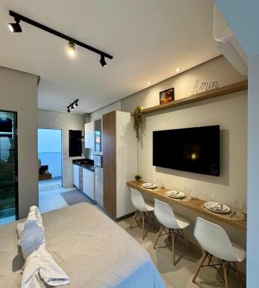Studio aconchegante com varanda e garagem exclusiva