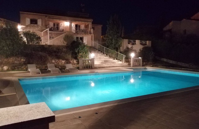 PROMOCION SEPTIEMBRE: 65 € / NOCHE ESTUDIO EN VILLA CON PISCINA ROQUEBRUNE / ARGENS