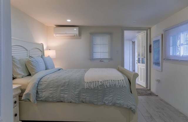 Studio Apartment above Horseshoe Bay Beach