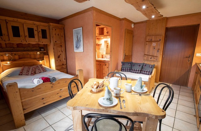 Apartamento estudio 'Le Pin Cembro' con vistas a la montaña, terraza privada y Wi-Fi
