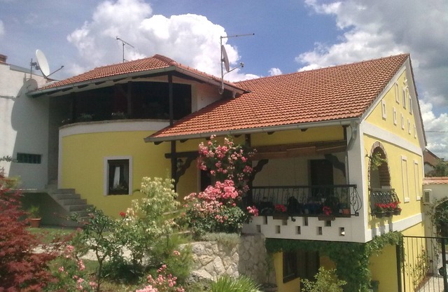 Estudio con terraza y jardín.