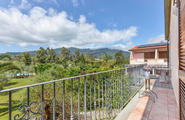 Apartamento estudio 'Castillo Monolocale' con piscina compartida, Wi-Fi y aire acondicionado.