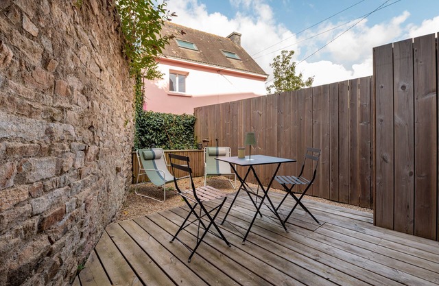 Studio Apartment 'Berder Linge Inclus Wifi Terrasse' with Wi-Fi