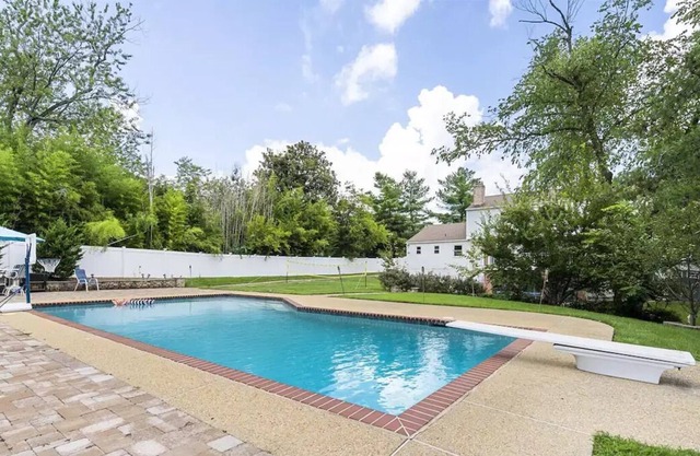 Studio Apartment in Potomac, with private backyard and swimming pool.
