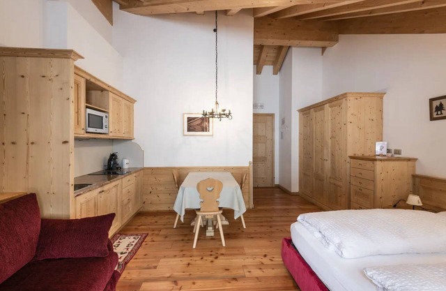 Apartamento estudio 'Mono 3 - Marmolada' con vistas a la montaña, jardín compartido y Wi-Fi