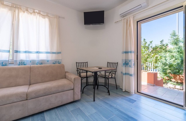Studio Apartment 'Villa Erica Appartamento Lesley' with Mountain View, Wi-Fi and Air Conditioning