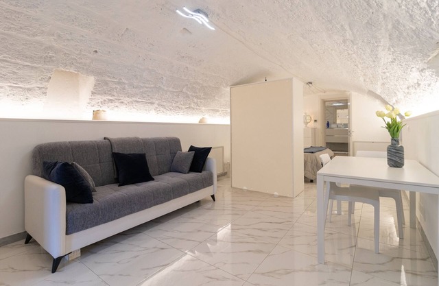 Apartamento estudio 'La Porta Sul Mare- Timone' con terraza compartida, Wi-Fi y aire acondicionado.