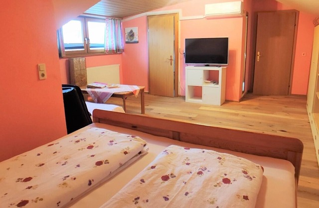 Apartamento estudio 'Landhaus Noreia' con vistas a la montaña, Wi-Fi y aire acondicionado.